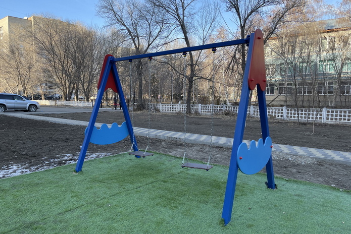 В Усть-Каменогорске новые детские площадки покрывают искусственным газоном
